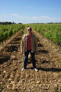 Weingutbesitzer Jean-Marc Tort markiert auf diesem Foto die Grenze. Links „nur“ ein Côtes-du-Rhône Villages, rechts befinden wir uns plötzlich im Châteauneuf-du-Pape.