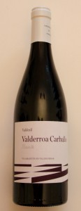 2012 Valdesil „Valdeorra Carballo“ Mencía, Valedorras: Ein Mencía, der mich schon bei der ersten Verkostung sehr stark an einen Pinot Noir erinnert hat. Allerdings an einen mit ordentlich Kraft im Rücken. Der „Carballo“ ist nämlich alles andere als leicht. Er verkörpert vielmehr die Feinheit eines Pinot mit den typischen Anklängen von Kirschen, Erdbeeren, geräuchertem Fleisch und Leder. Göttlich!