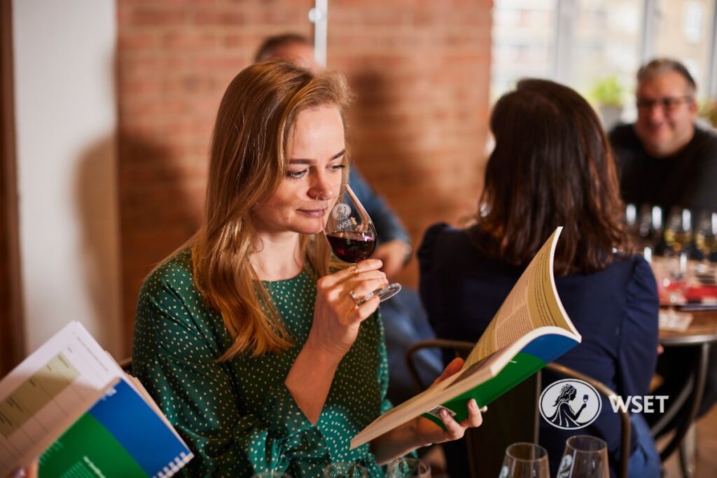 Teilnehmerin im WSET Level 1 Kurs in NRW mit Kursunterlagen