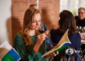 Teilnehmerin im WSET Level 1 Kurs in NRW mit Kursunterlagen