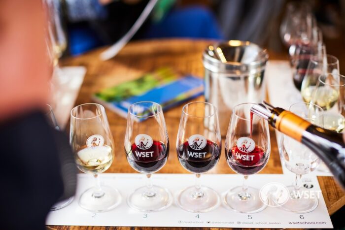 Über 40 hochwertige Weine im WSET Level 2 Kurs