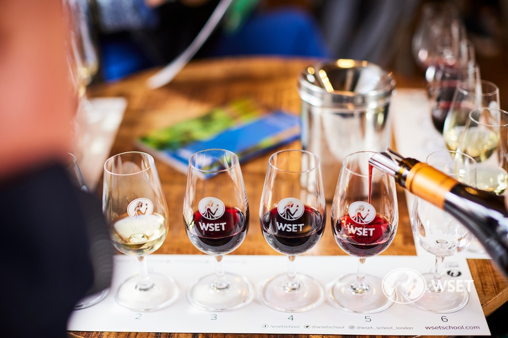 Über 40 hochwertige Weine im WSET Level 2 Kurs