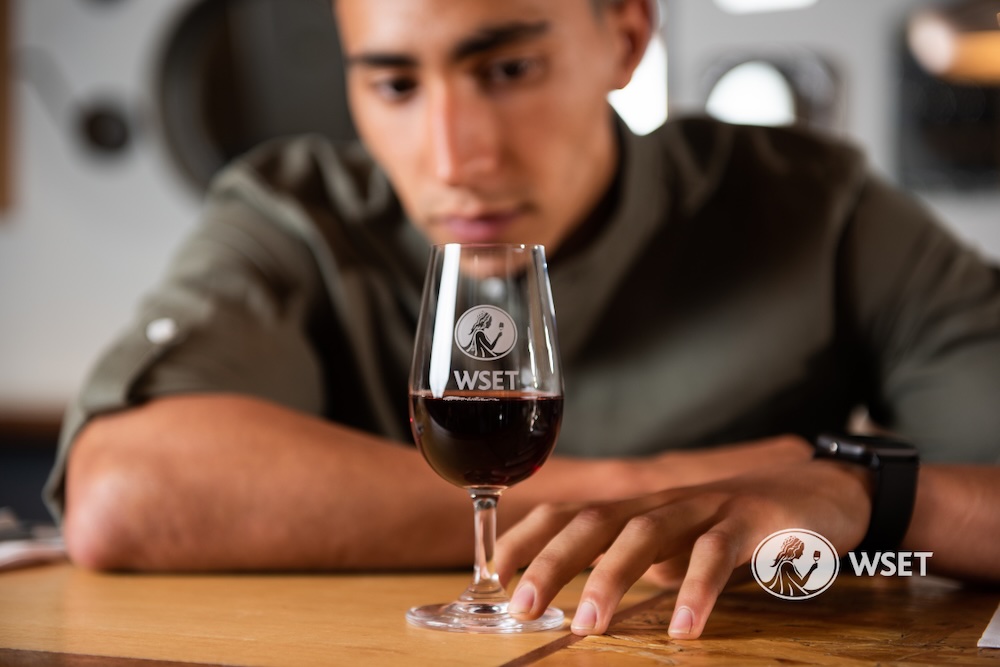 Teilnehmer bei der Weinverkostung im WSET Level 2 Kurs